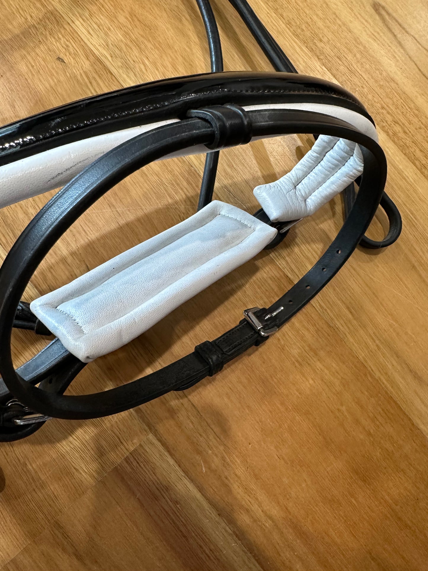 Finesse Outlet: Cassidy COB Snaffle Black with Lacquer black/White Noseband