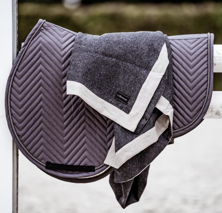 L'Evoine Jump Saddle Pad | Choose Black or Grey