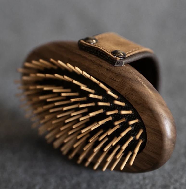 L'Evoine Mane Brush with Leather Handle